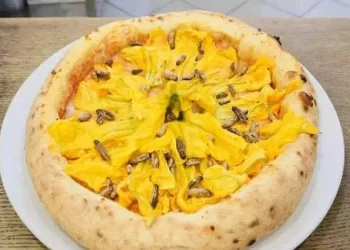 Pizza con i grilli tostati, ecco quanto costa la specialità Made in Italy