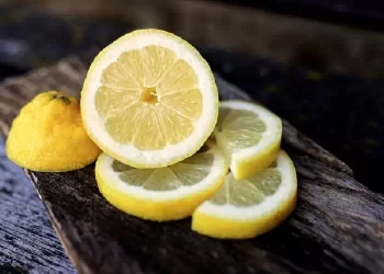 Bucato profumato con mezzo limone in un calzino