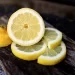 Bucato profumato con mezzo limone in un calzino