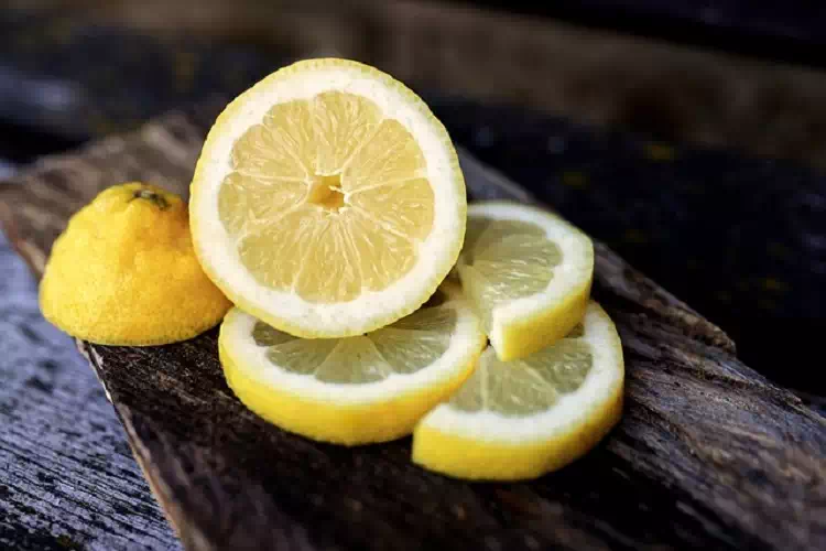 Bucato profumato con mezzo limone in un calzino