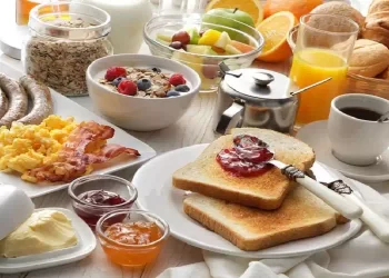 A che ora fai colazione? Ecco l’orario giusto per vivere 130 anni e perdere fino a 5 Kg
