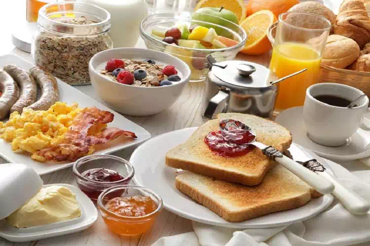 A che ora fai colazione? Ecco l’orario giusto per vivere 130 anni e perdere fino a 5 Kg