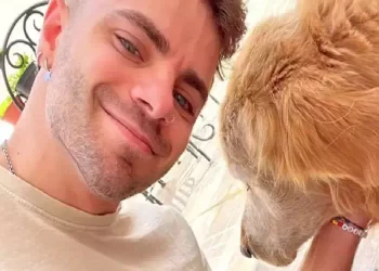 Giovane ragazzo ricevere un segnale dall’aldilà