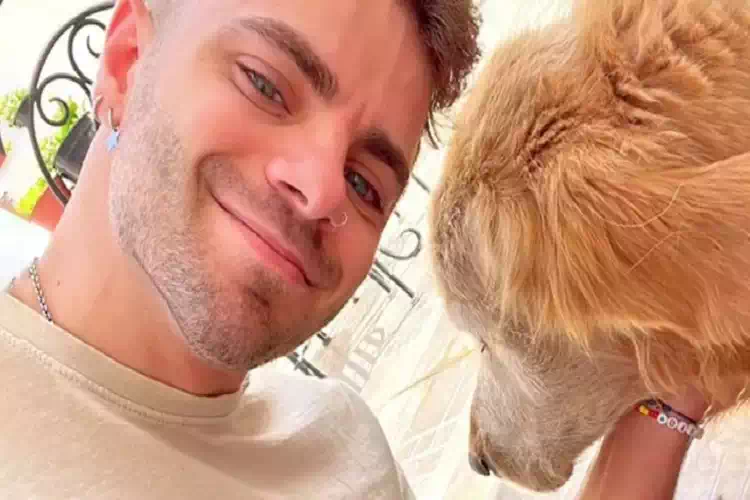 Giovane ragazzo ricevere un segnale dall’aldilà
