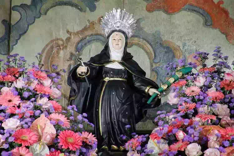 Dona il suo abito da sposa al monastero di Santa Rita