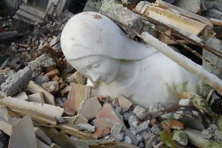 Statua di Sant’Anna trovava intatta sotto le macerie: Il miracolo a L’Aquila