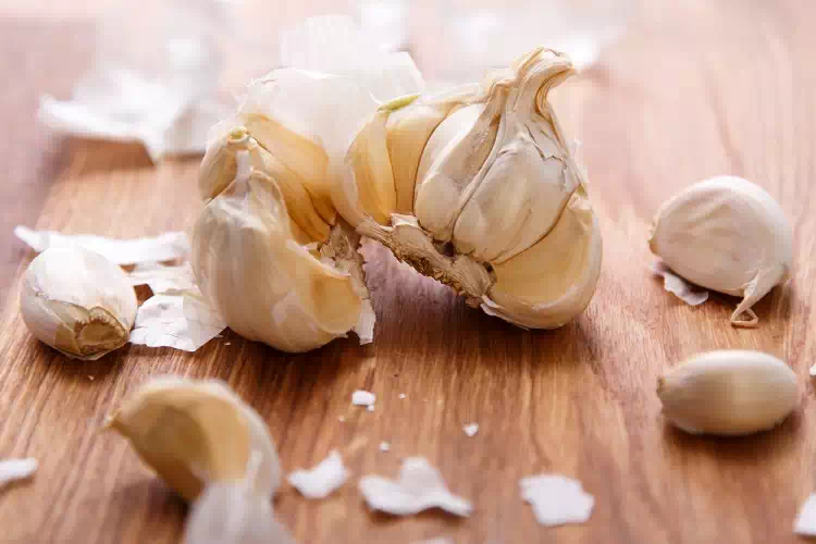 Come usare l’aglio per curare l’ipertensione: i 7 modi che nessuno conosce