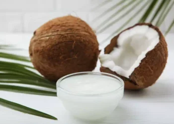 Ecco come bicarbonato e olio di cocco risolvono problemi della pelle