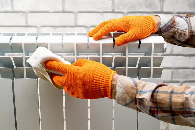 Come pulire i termosifoni sporchi e pieni di polvere
