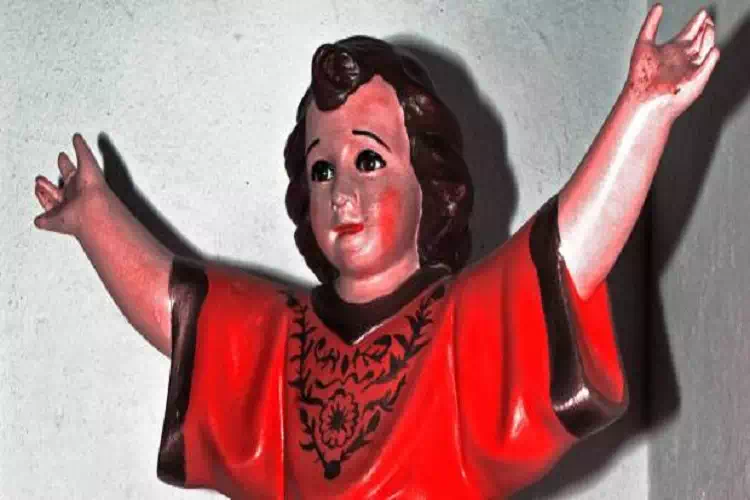 La statua del Bambin Gesù che compie i miracoli
