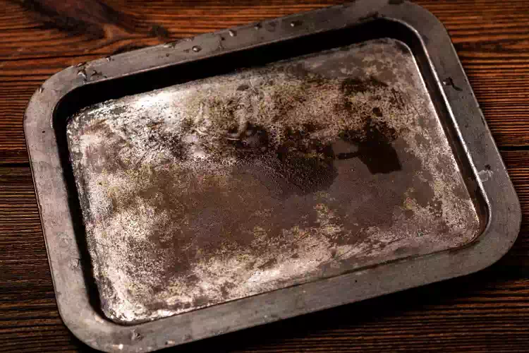 Teglie da forno sporche e sempre unte