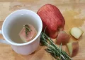 Fai bollire mela e rosmarino: L’antica bevanda dalle proprietà digestive