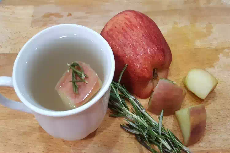 Fai bollire mela e rosmarino: L’antica bevanda dalle proprietà digestive