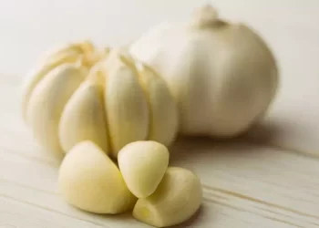 Cosa accade dopo 15 minuti se si brucia uno spicchio d’aglio in casa