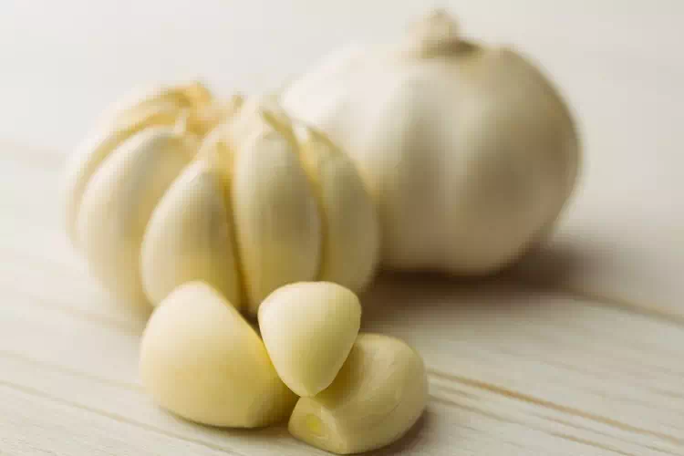 Cosa accade dopo 15 minuti se si brucia uno spicchio d’aglio in casa