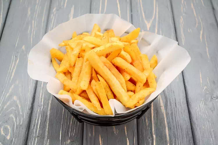 Patatine fritte fatte in casa senza olio