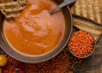 Zuppa di lenticchie rosse con curcuma e cumino