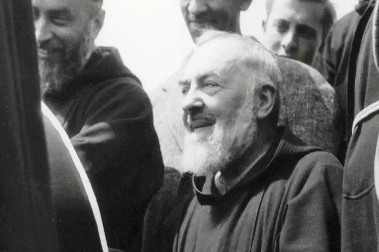 “Il profumo di Padre Pio poi la guarigione agli occhi”