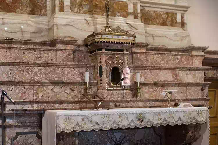 Il volto di Padre Pio apparso nel tabernacolo di San Giovanni Rotondo
