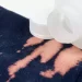 Macchie di candeggina dai vestiti: I 2 trucchetti efficaci e naturali