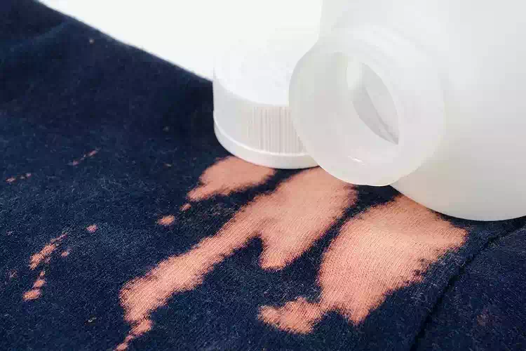 Macchie di candeggina dai vestiti: I 2 trucchetti efficaci e naturali