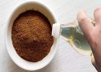 Versa dell’aceto nel caffè