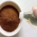 Versa dell’aceto nel caffè