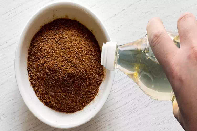 Versa dell’aceto nel caffè