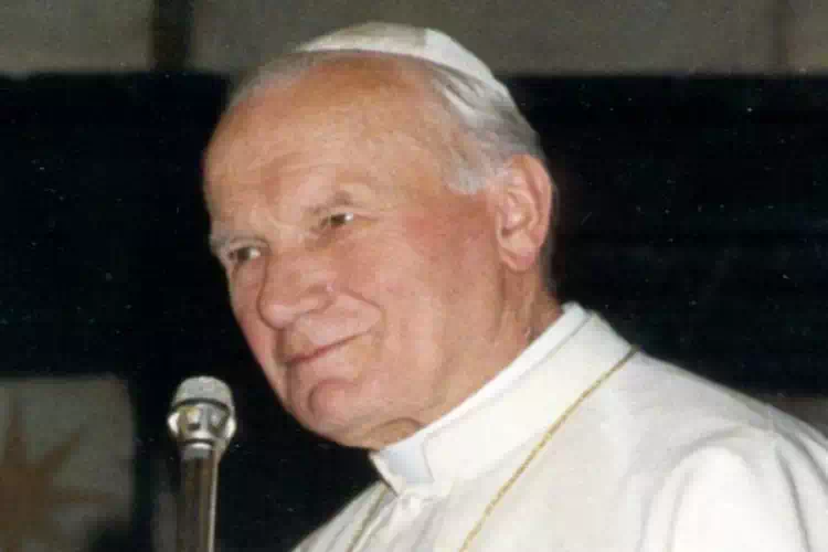 Donna ritrova Dio sulla tomba di San Giovanni Paolo II