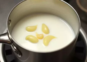 Latte all’aglio: Un rimedio naturale che allevia mal di schiena