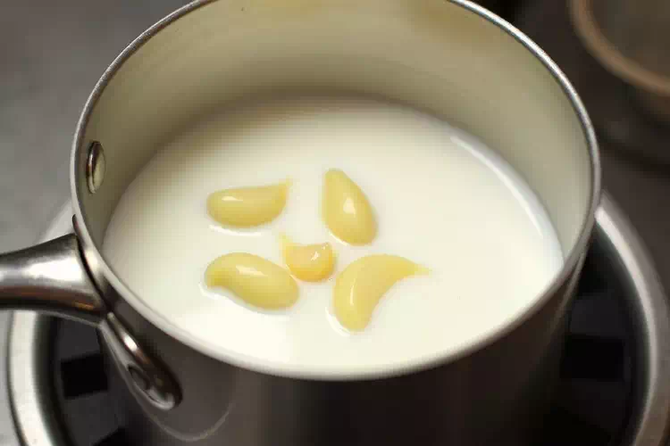Latte all’aglio: Un rimedio naturale che allevia mal di schiena