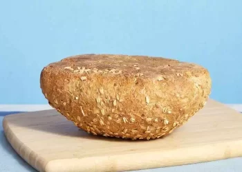 Ti spiego perché non dovresti mai mettere il pane capovolto a tavola