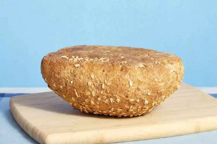 Ti spiego perché non dovresti mai mettere il pane capovolto a tavola