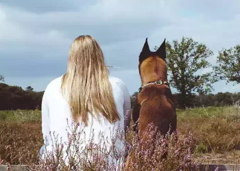 Lo spirito di un cane saluta per l’ultima volta la sua mamma umana