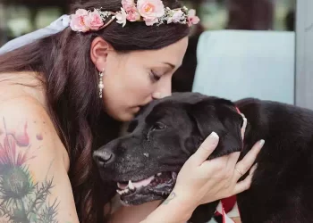 Il cane Charlie accompagna la sua mamma umana all’altare