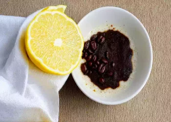 Mescola limoni e fondi di caffè