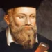 Ritratto storico di Nostradamus con lunga barba e abiti rinascimentali mentre osserva uno strumento ottico, immagine associata alle celebri profezie e alle interpretazioni sulle previsioni per il futuro e il 2027