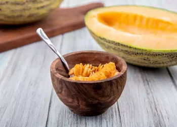 Butti i semi del melone