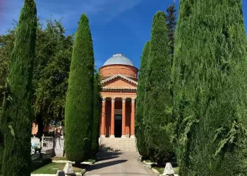 Perché nei cimiteri troviamo sempre i cipressi