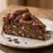 Torta di castagne con gocce di cioccolato, pinoli e uvetta servita su un piatto rustico in legno, dolce autunnale soffice e profumato ideale per la colazione o la merenda.