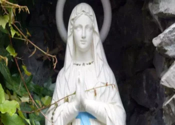 bambina salva a Lourdes