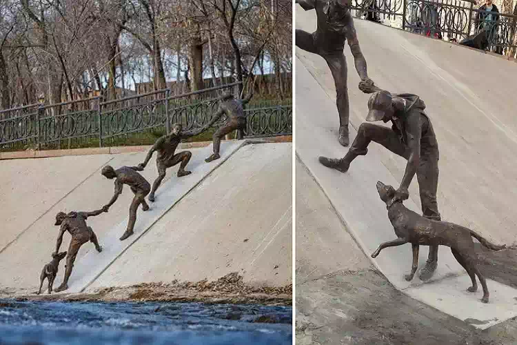 cane salvato dalla catena umana