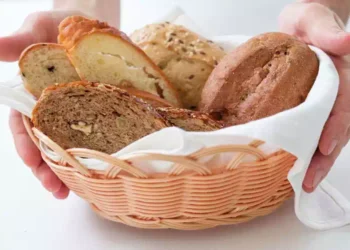 Il trucco delle nonne per mantenere il pane fresco