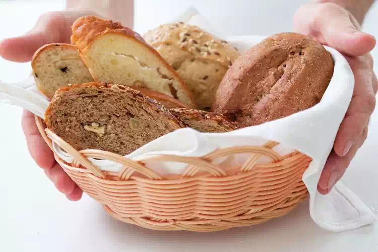 Il trucco delle nonne per mantenere il pane fresco