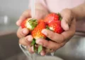 Come lavare le fragole con dei semplici rimedi naturali