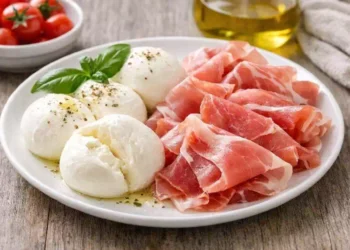 Mozzarella e prosciutto serviti in estate su piatto fresco