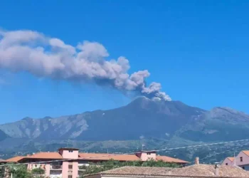 nube di cenere dell’Etna e chiusura dell’aeroporto di Catania con voli cancellati