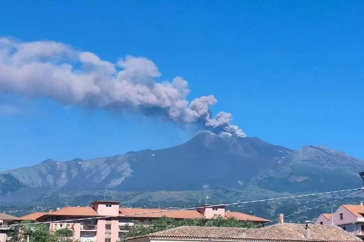 nube di cenere dell’Etna e chiusura dell’aeroporto di Catania con voli cancellati