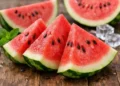 fette di anguria fresca e consigli per consumarla correttamente in estate