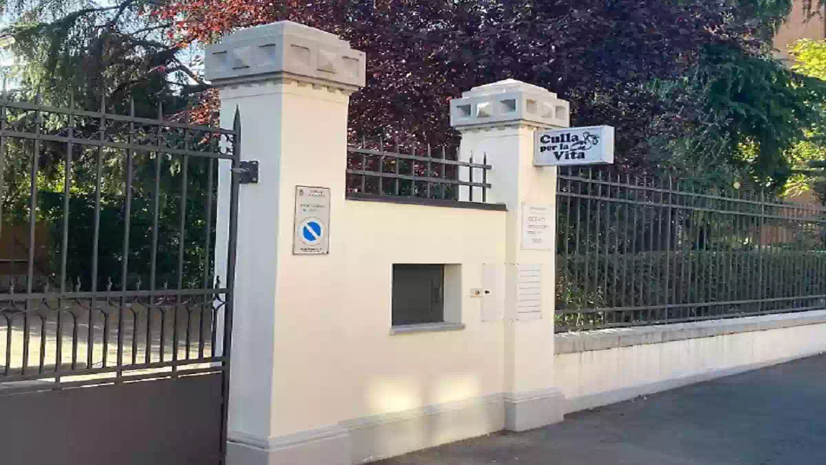 Neonata trovata nella Culla per la Vita a Bologna, Maria Stella sta bene
